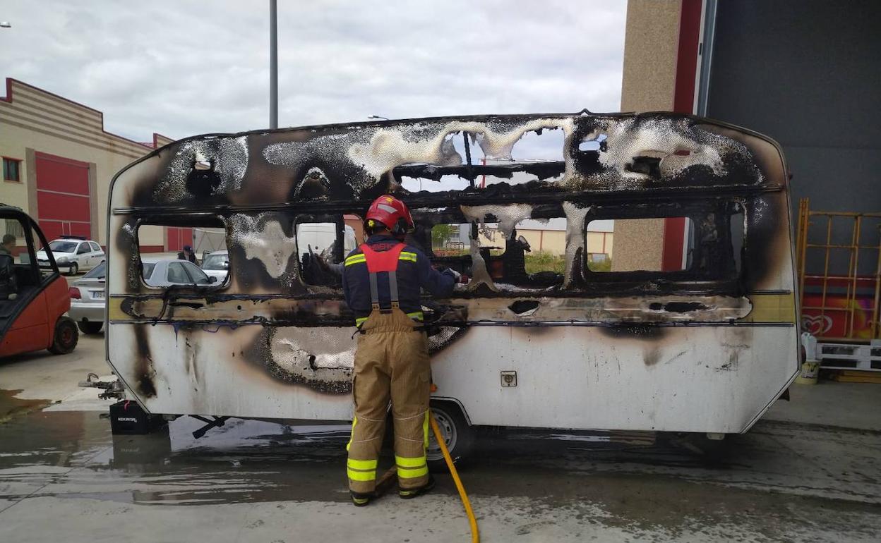 Un incendio calcina una caravana en una nave del pol gono de